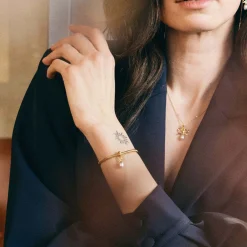 Charms armbånd i forgyldt bronze – Håndlavet smykke | Køb her »
