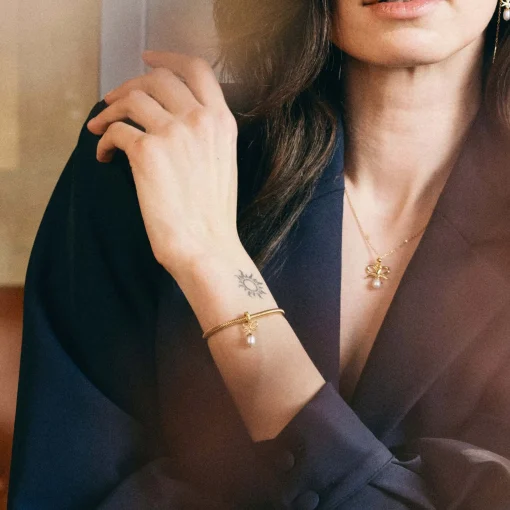 Charms armbånd i forgyldt bronze – Håndlavet smykke | Køb her »