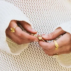 Charms armbånd i forgyldt bronze – Håndlavet smykke | Køb her »